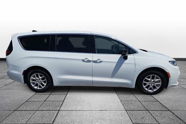 Used 2024 Chrysler Pacifica Touring-L FWD image 4