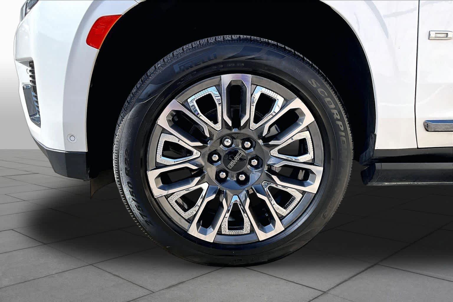 Used 2023 GMC Yukon Denali Ultimate AWD/4WD image 11
