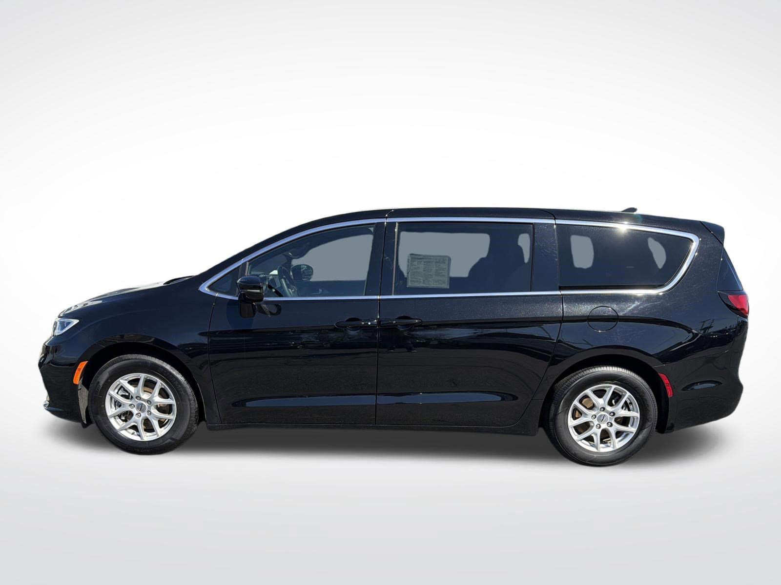 Used 2025 Chrysler Pacifica Select image 8
