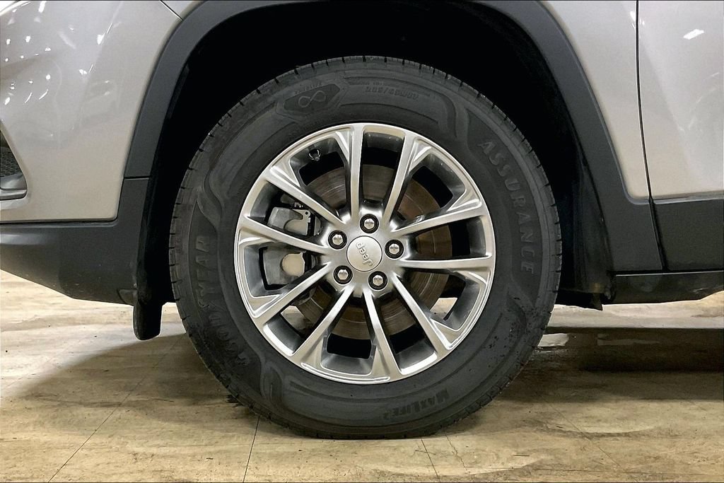 Used 2019 Jeep Cherokee Latitude Plus w/ Comfort/Convenience Group AWD/4WD image 9