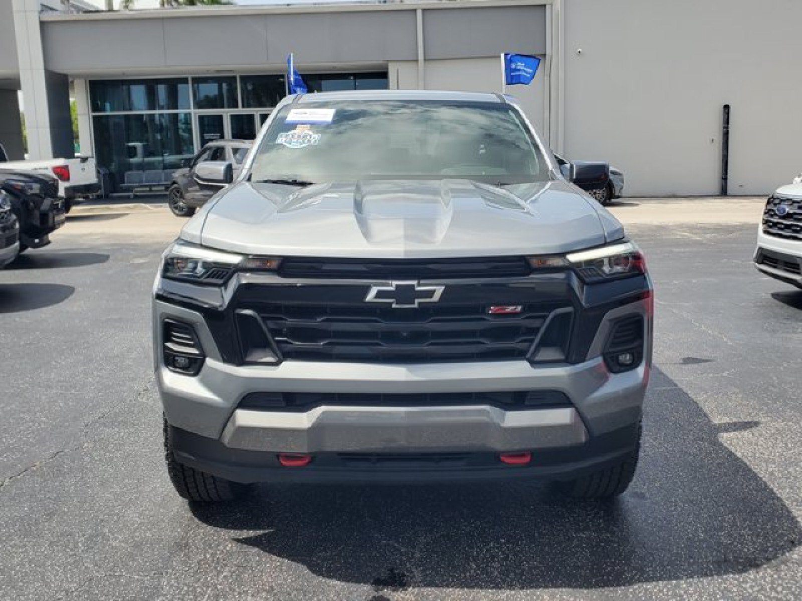Used 2025 Chevrolet Colorado Z71 w/ Technology Package AWD/4WD image 2