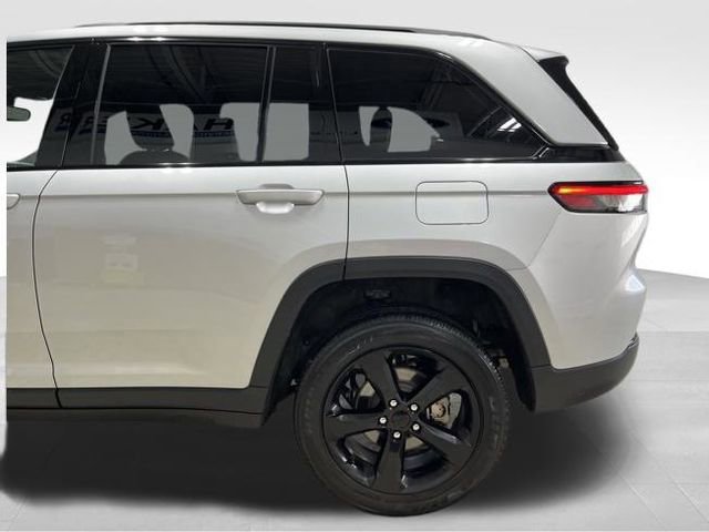 Used 2023 Jeep Grand Cherokee Altitude image 4
