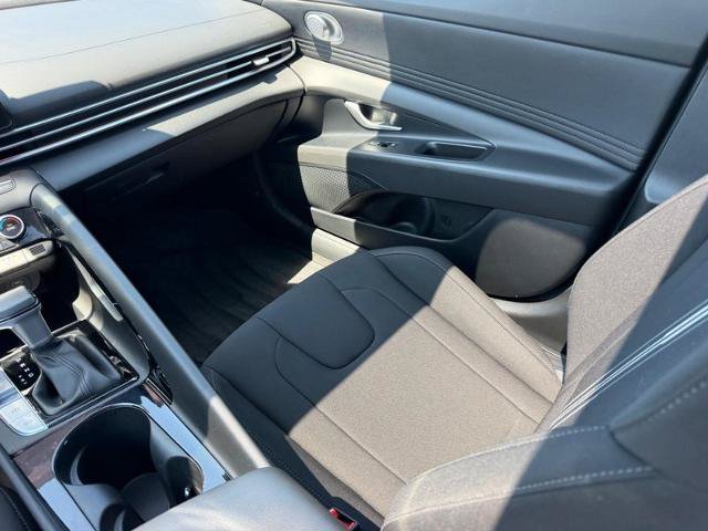 Used 2024 Hyundai Elantra SEL w/ Convenience Package FWD image 18