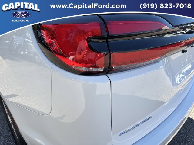 Used 2025 Chrysler Pacifica Select FWD image 15