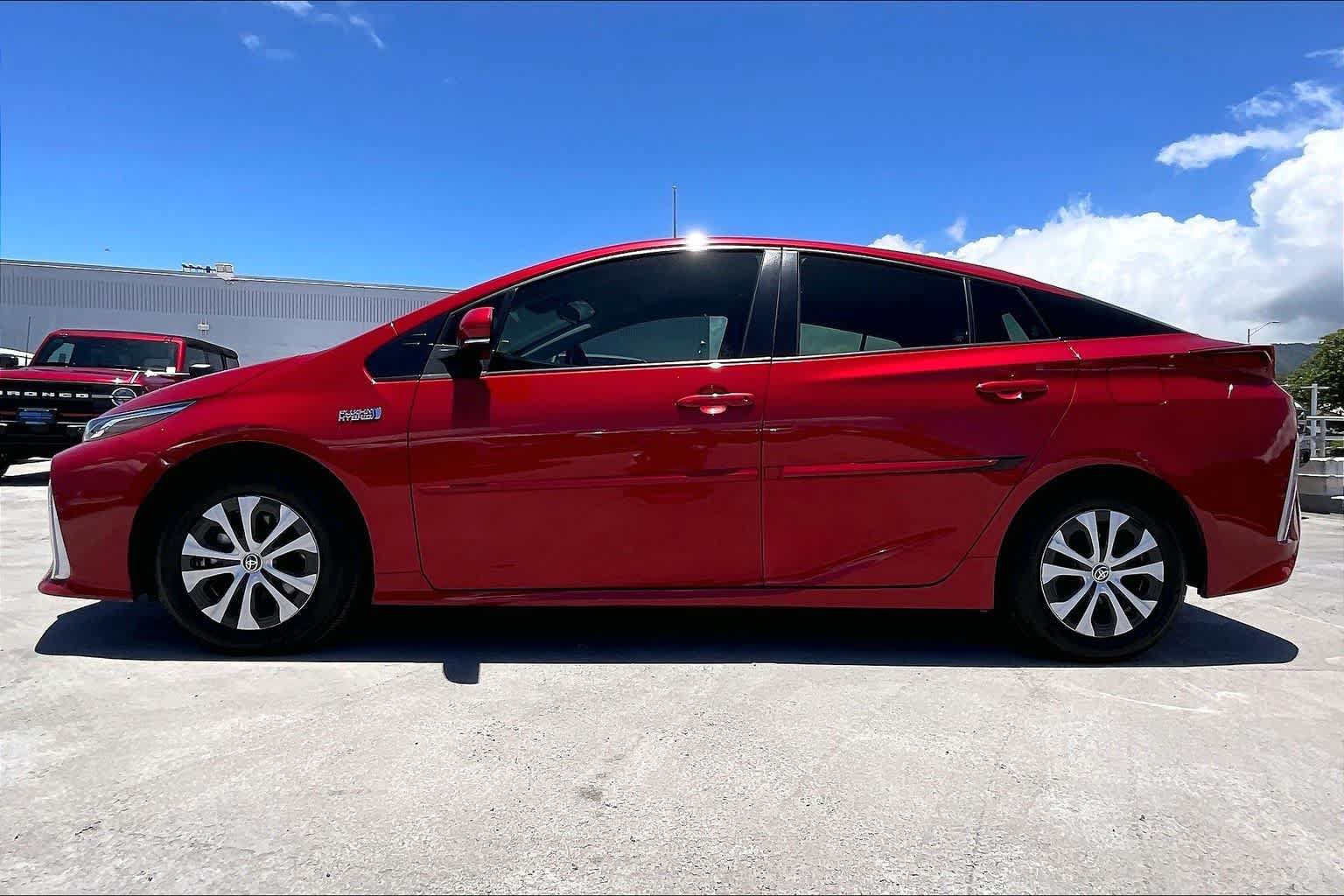 Used 2022 Toyota Prius Prime XLE FWD image 3