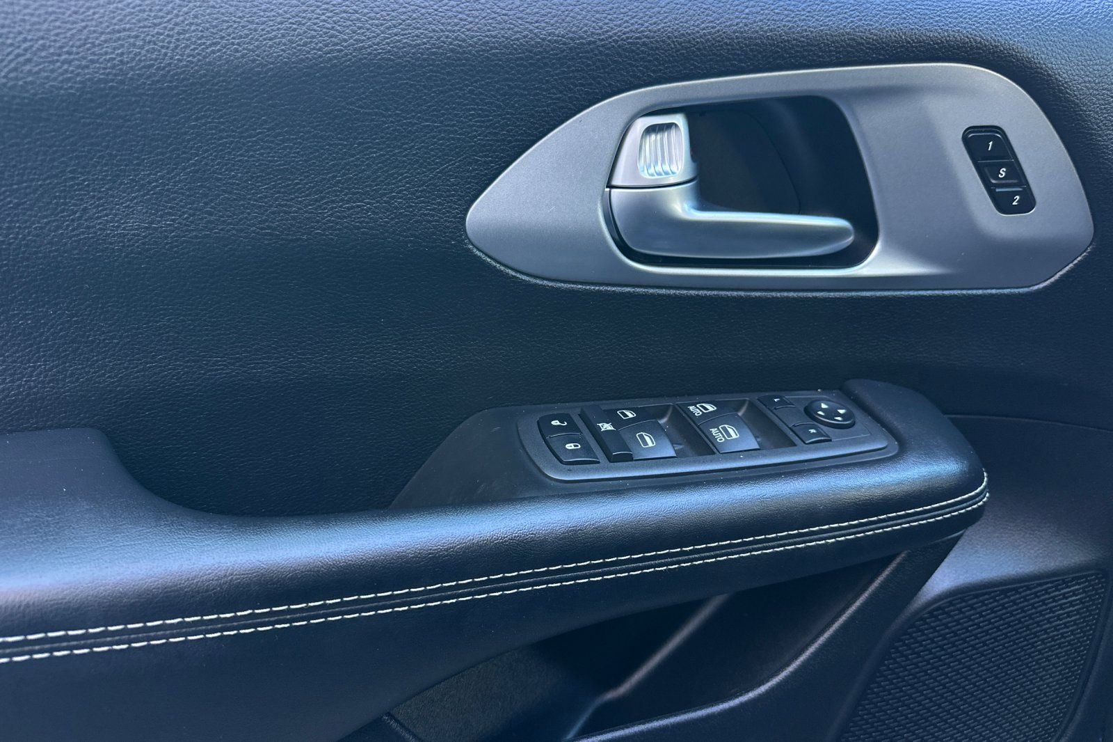 Used 2022 Chrysler Pacifica Touring-L w/ S Appearance Package image 10