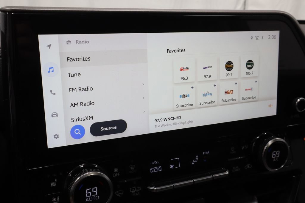 Used 2023 Toyota Highlander Limited image 2