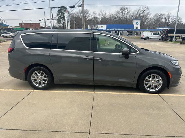 Used 2023 Chrysler Pacifica Touring-L image 6