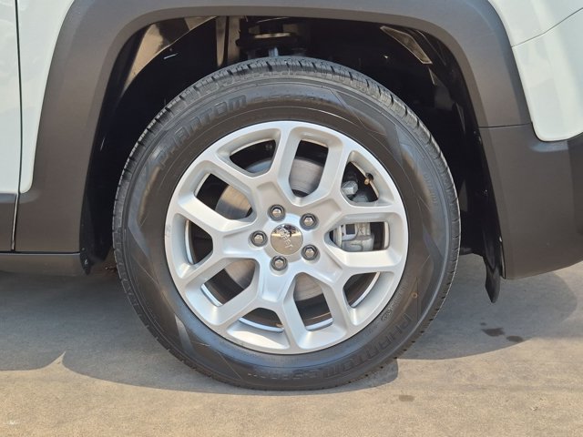Used 2018 Jeep Renegade Latitude FWD image 23