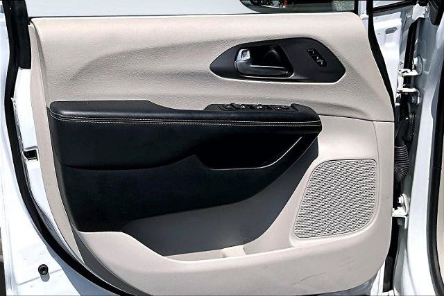 Used 2023 Chrysler Pacifica Touring-L FWD image 23