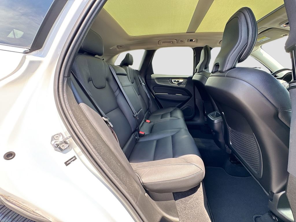Used 2021 Volvo XC60 T5 Momentum w/ Premium Package FWD image 29