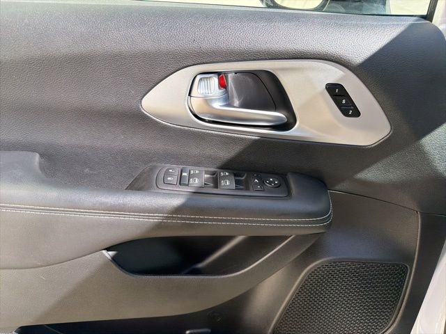 Used 2025 Chrysler Pacifica Limited FWD image 12