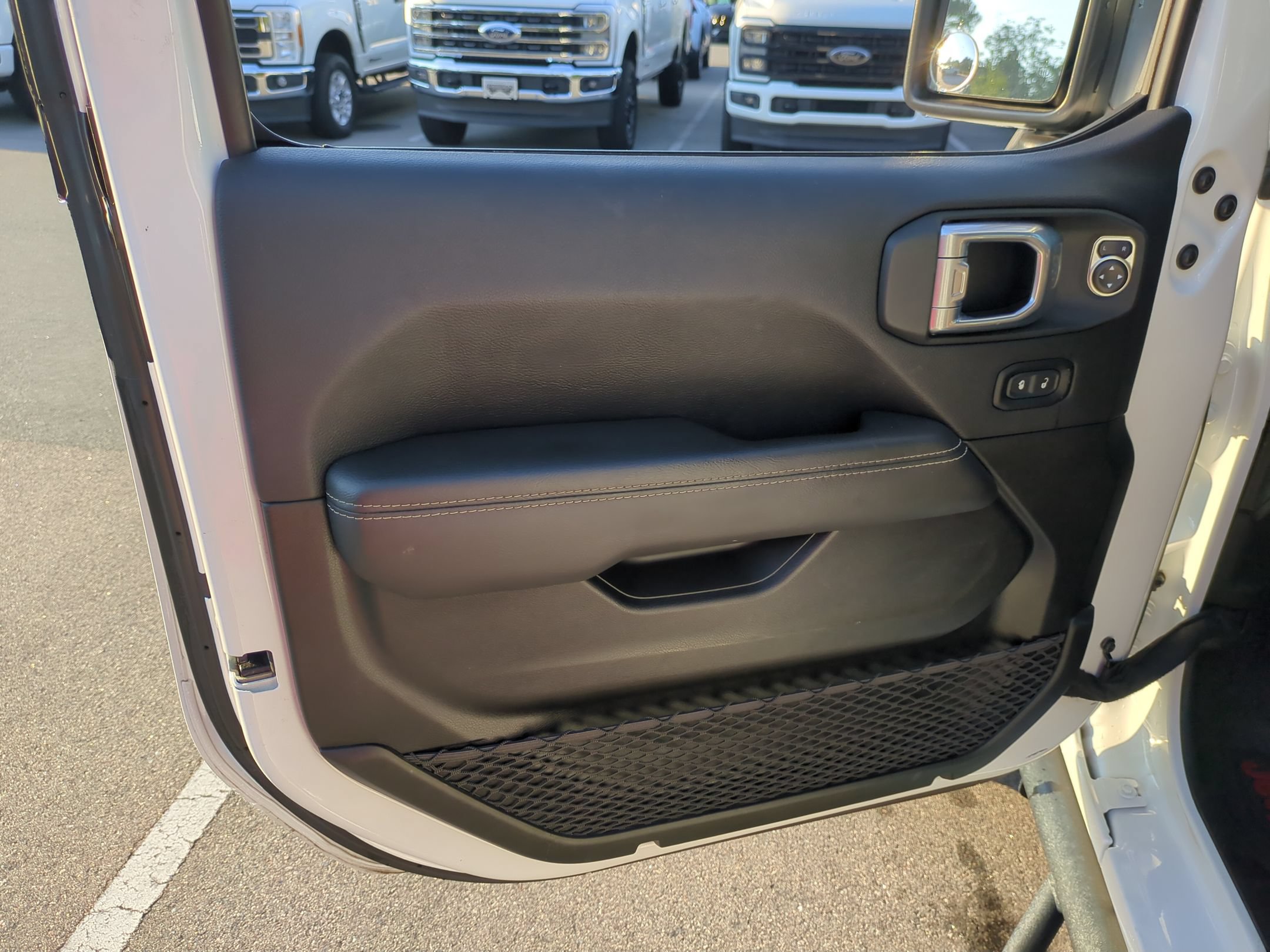 Used 2021 Jeep Wrangler Unlimited Sahara AWD/4WD image 14