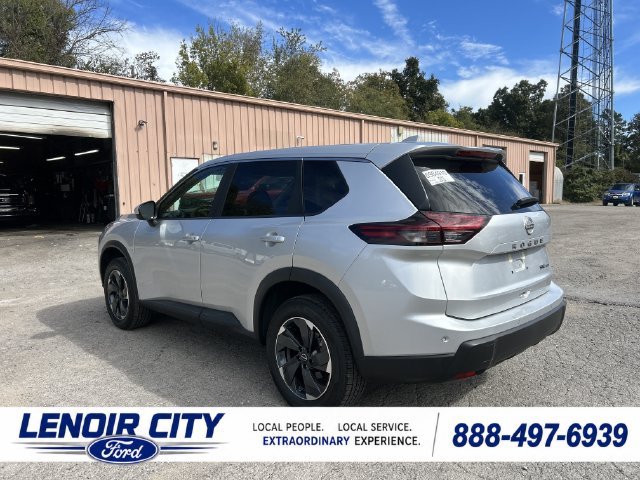 Used 2024 Nissan Rogue SV AWD/4WD image 5