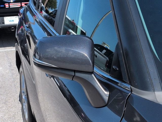 Used 2023 Toyota Highlander LE FWD image 12