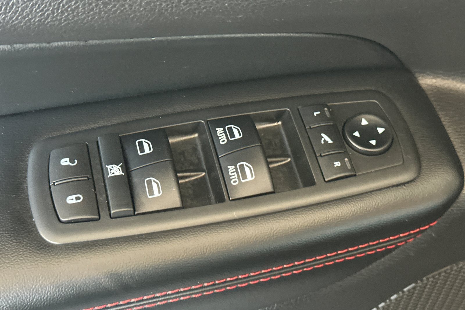 Used 2018 Jeep Grand Cherokee Trailhawk w/ Trailhawk Luxury Group AWD/4WD image 12