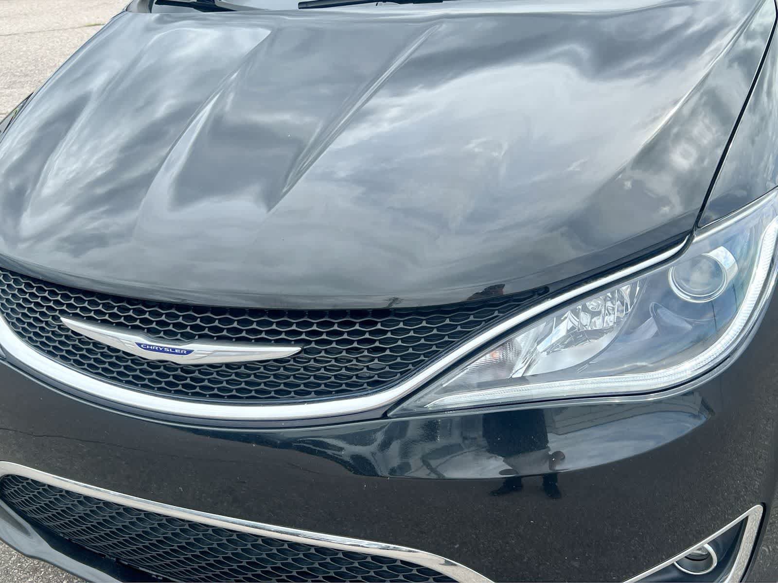 Used 2019 Chrysler Pacifica Limited w/ Tire & Wheel Group FWD image 11