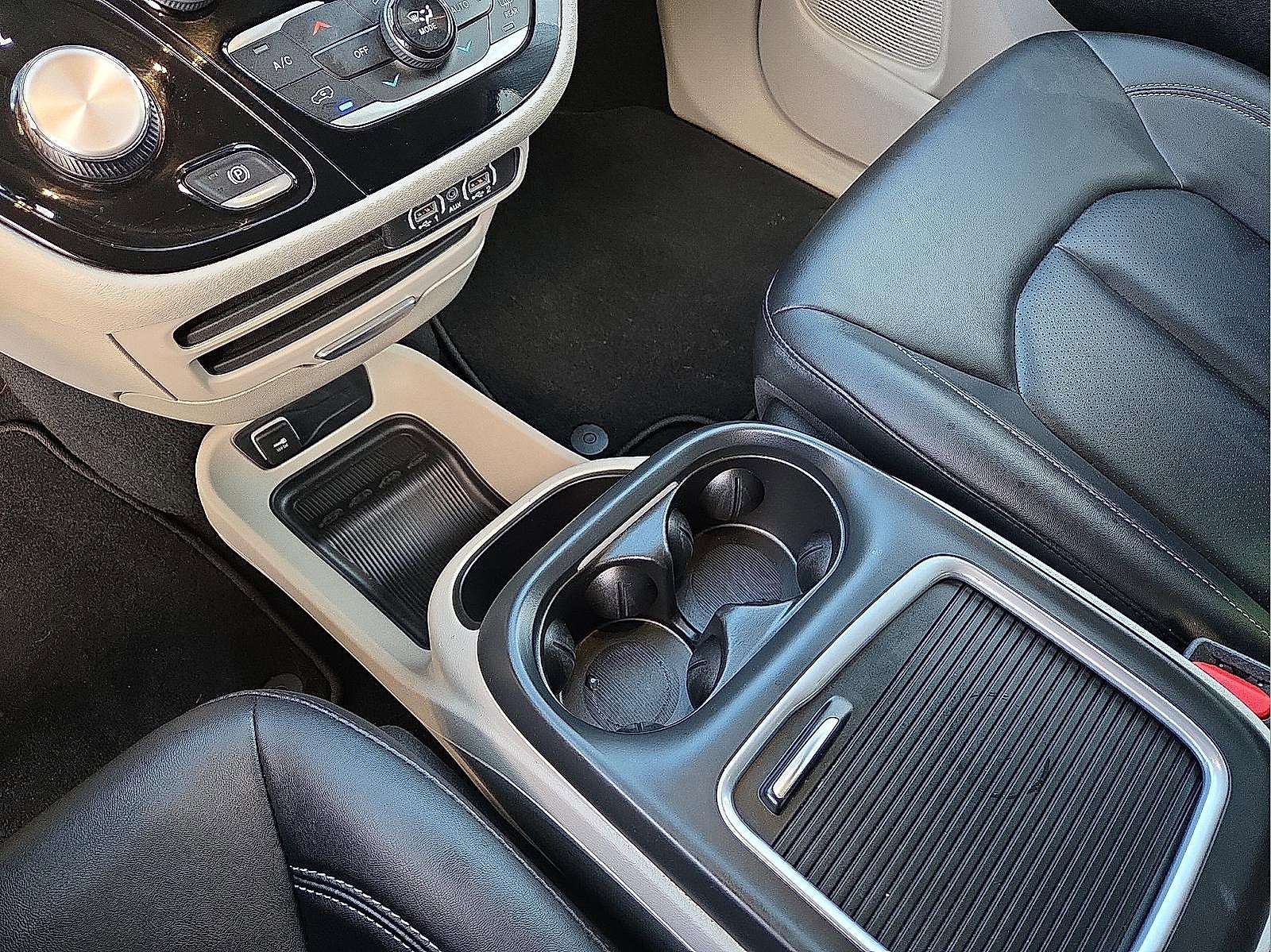 Used 2024 Chrysler Pacifica Touring-L image 25