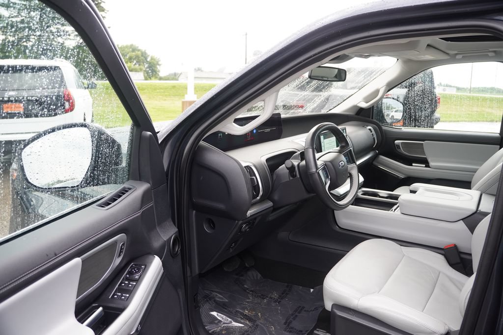 Certified 2025 Ford Expedition Max Platinum w/ Driver's Package AWD/4WD image 15