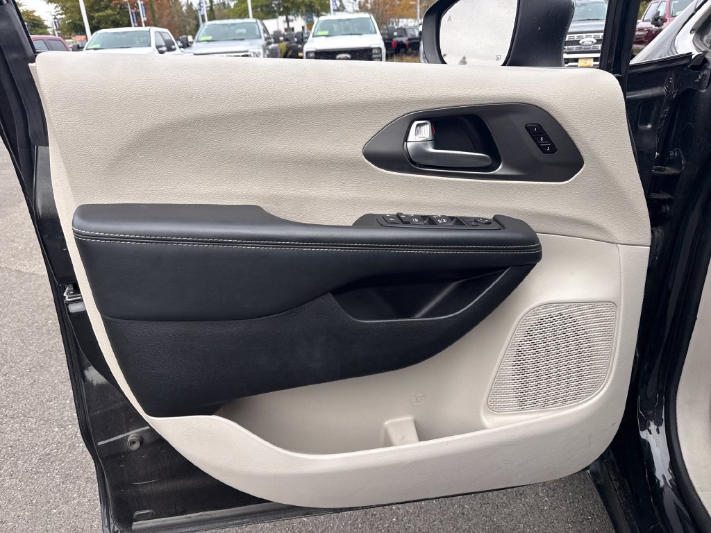 Used 2023 Chrysler Pacifica Touring-L FWD image 17