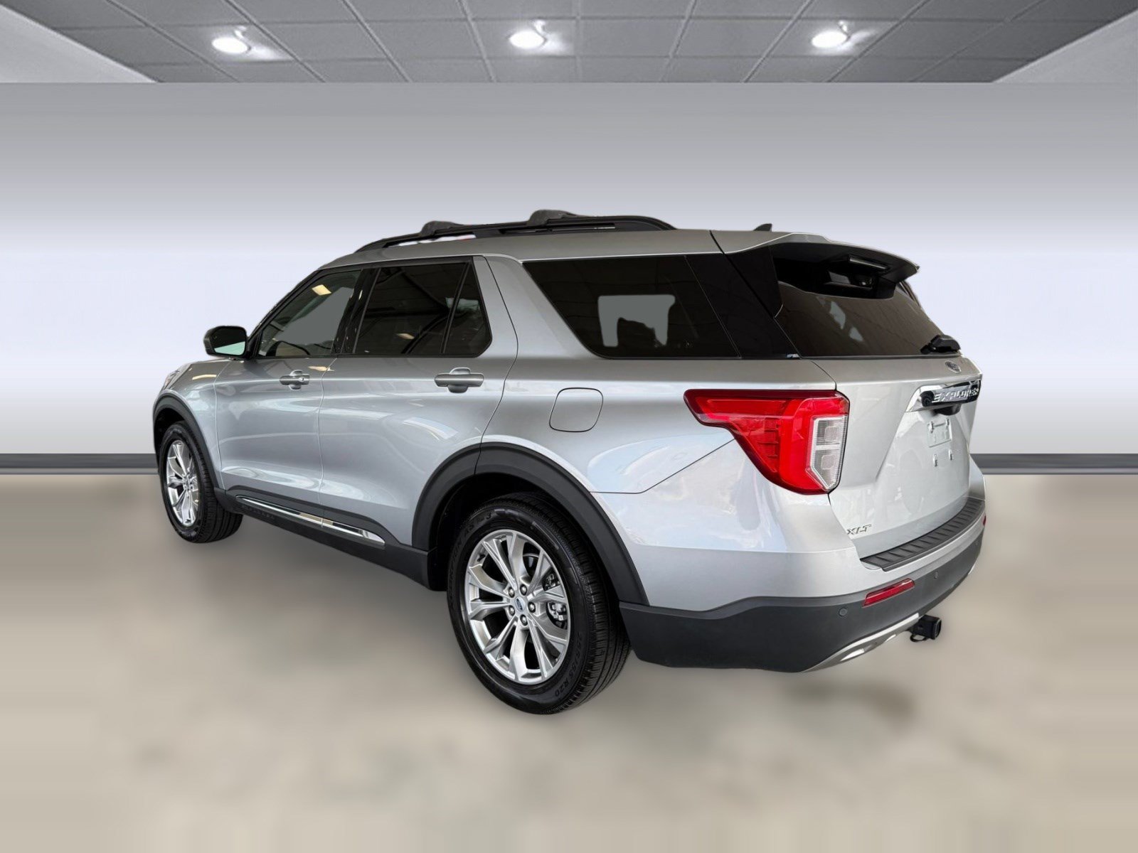 Certified 2024 Ford Explorer XLT w/ Equipment Group 202A RWD image 3
