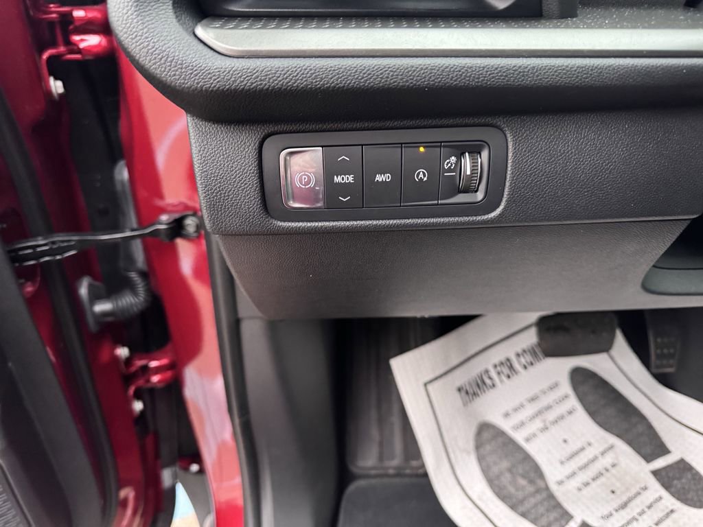 Used 2025 Chevrolet Traverse LT image 10