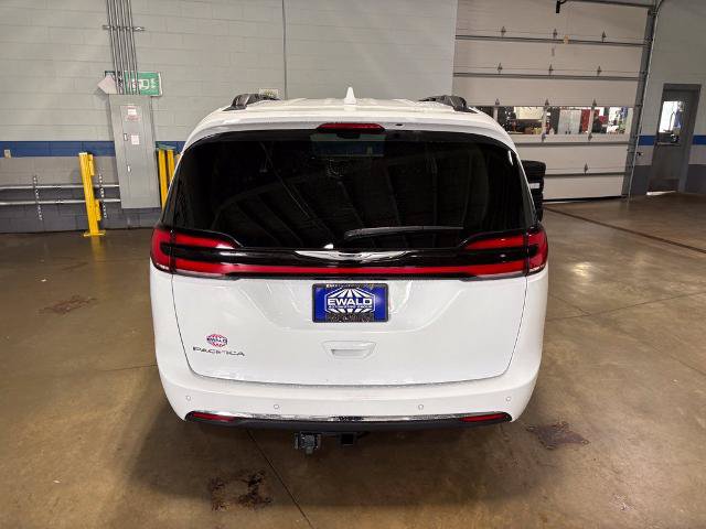 Used 2022 Chrysler Pacifica Touring-L FWD image 7