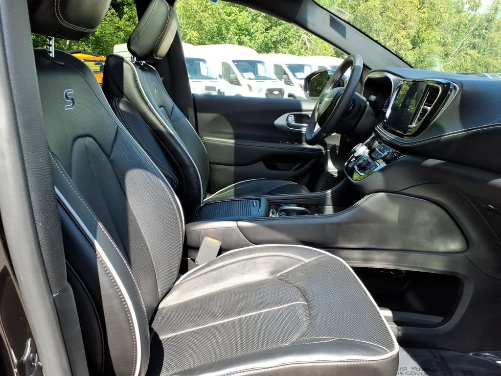 Used 2025 Chrysler Pacifica Limited FWD image 10