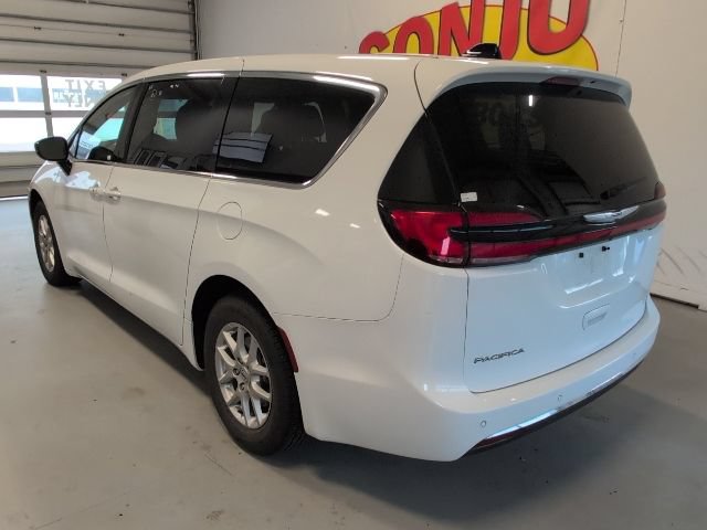 Used 2025 Chrysler Pacifica Select FWD image 3