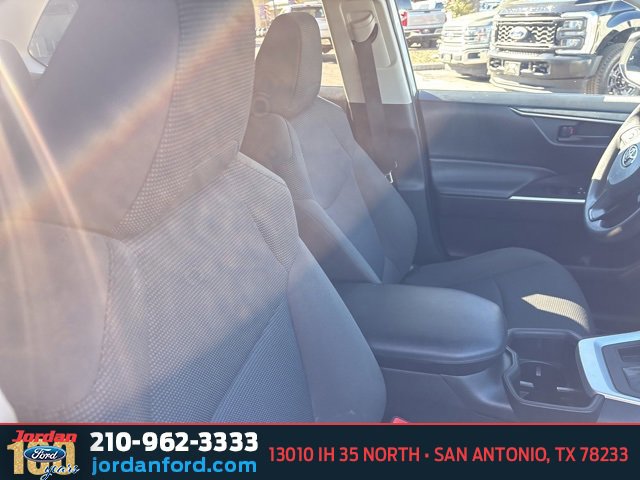 Used 2022 Toyota RAV4 LE image 12