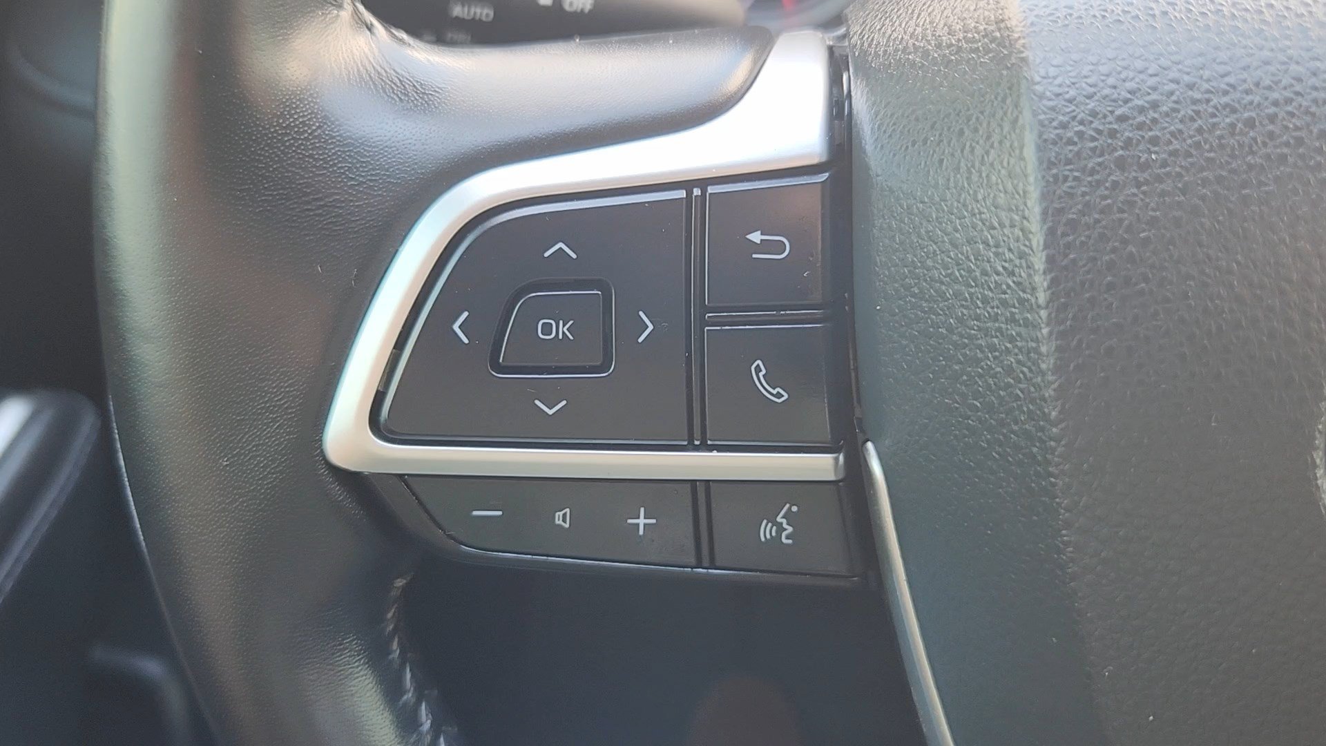 Used 2022 Toyota Highlander LE AWD/4WD image 11