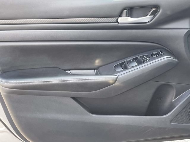 Used 2025 Nissan Altima 2.5 SV FWD image 13