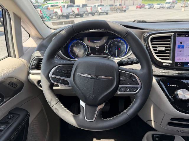 Used 2023 Chrysler Pacifica Touring-L AWD/4WD image 14