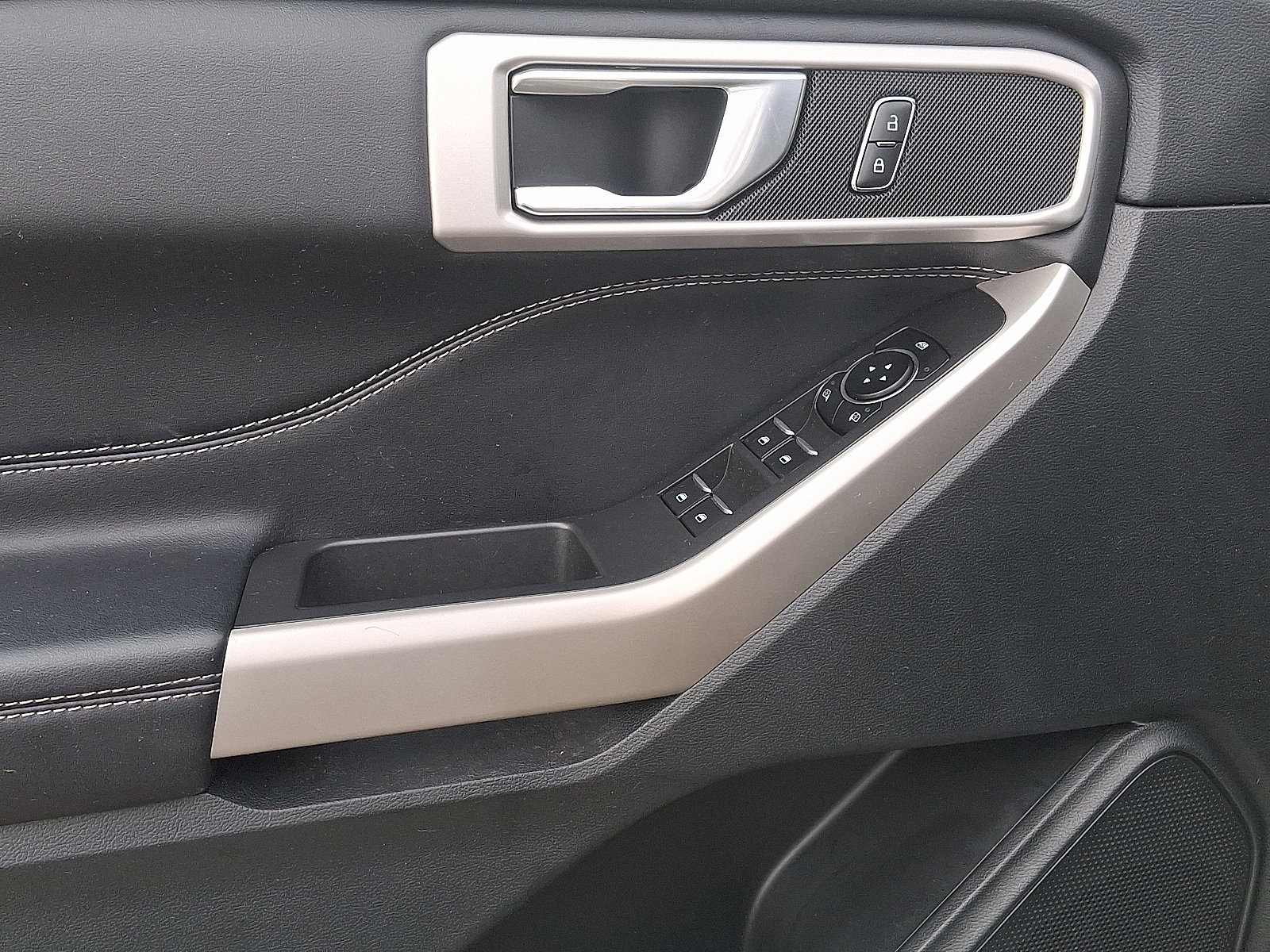 Certified 2022 Ford Explorer XLT w/ Class IV Trailer Tow Package image 12