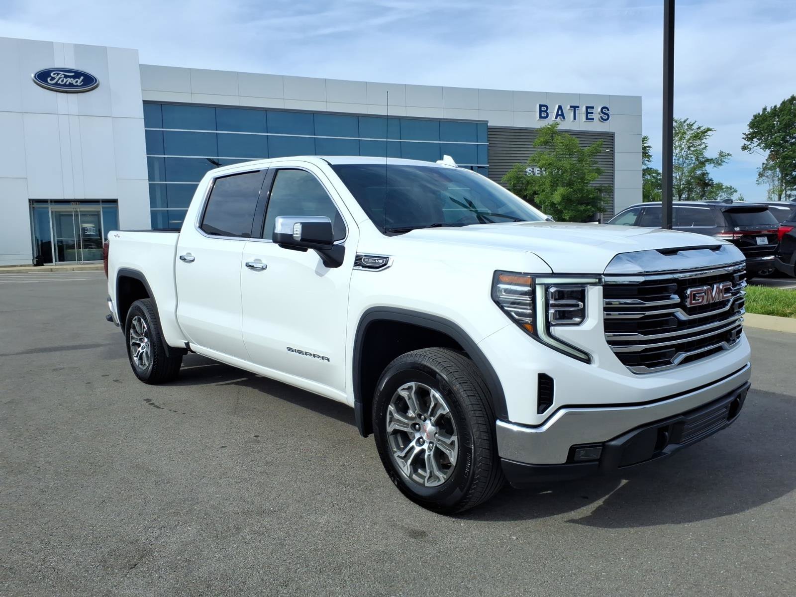 Used 2025 GMC Sierra 1500 SLT AWD/4WD image 1