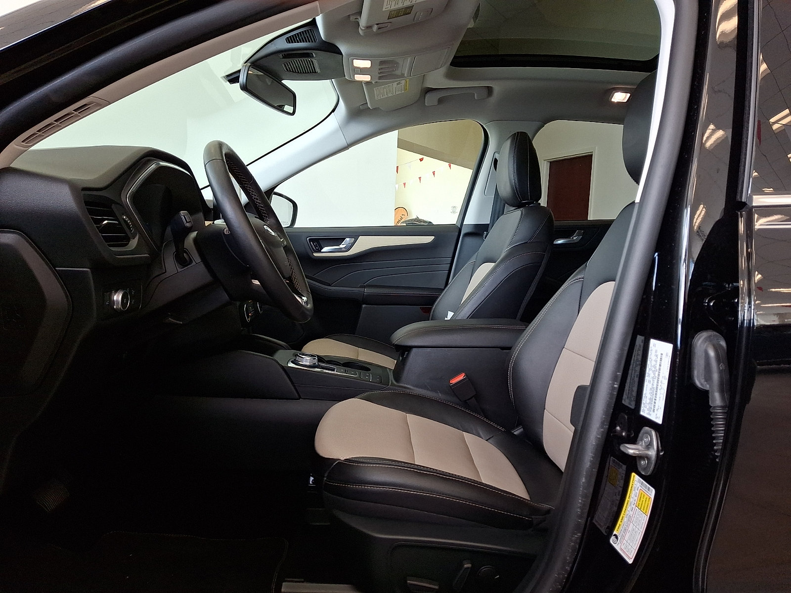 Certified 2022 Ford Escape Titanium w/ Titanium Elite Package AWD/4WD image 14