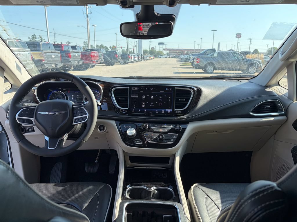 Used 2024 Chrysler Pacifica Limited FWD image 31