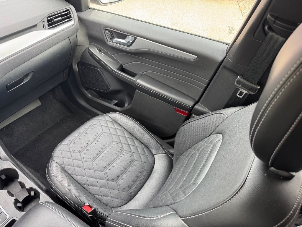 Certified 2023 Ford Escape Platinum w/ Premium Technology Package AWD/4WD image 17