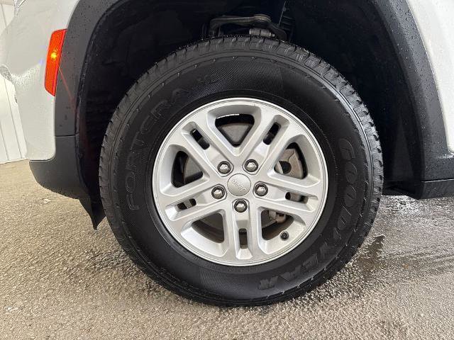 Used 2023 Jeep Grand Cherokee Laredo RWD image 31