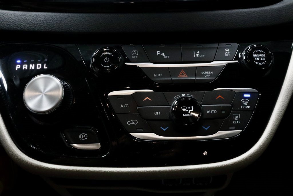 Used 2023 Chrysler Pacifica Touring-L image 31