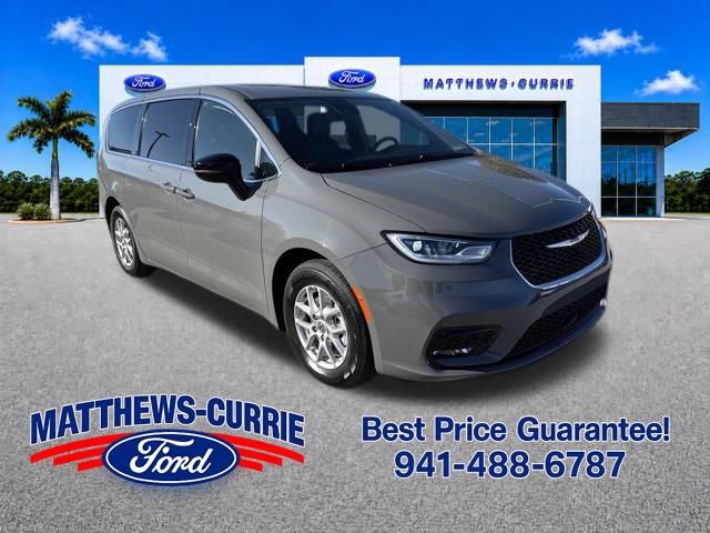 Used 2025 Chrysler Pacifica Select FWD image 1