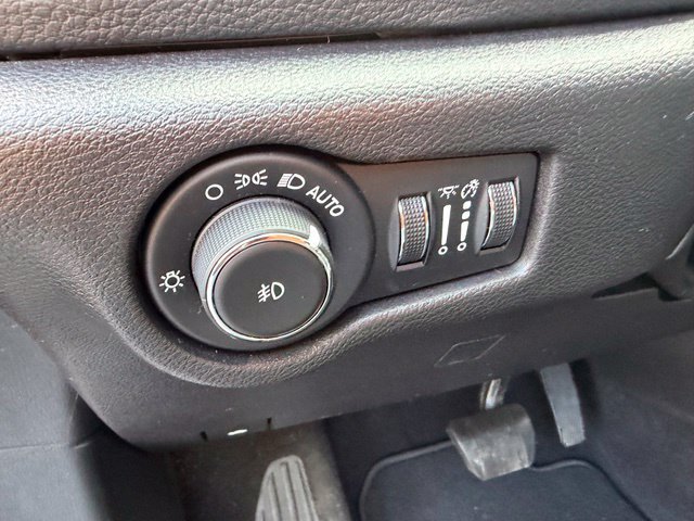 Used 2020 Chrysler Pacifica Limited w/ S Appearance Package FWD image 8