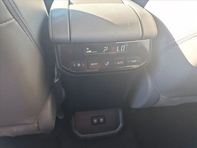 Used 2021 Toyota Highlander XLE AWD/4WD image 17