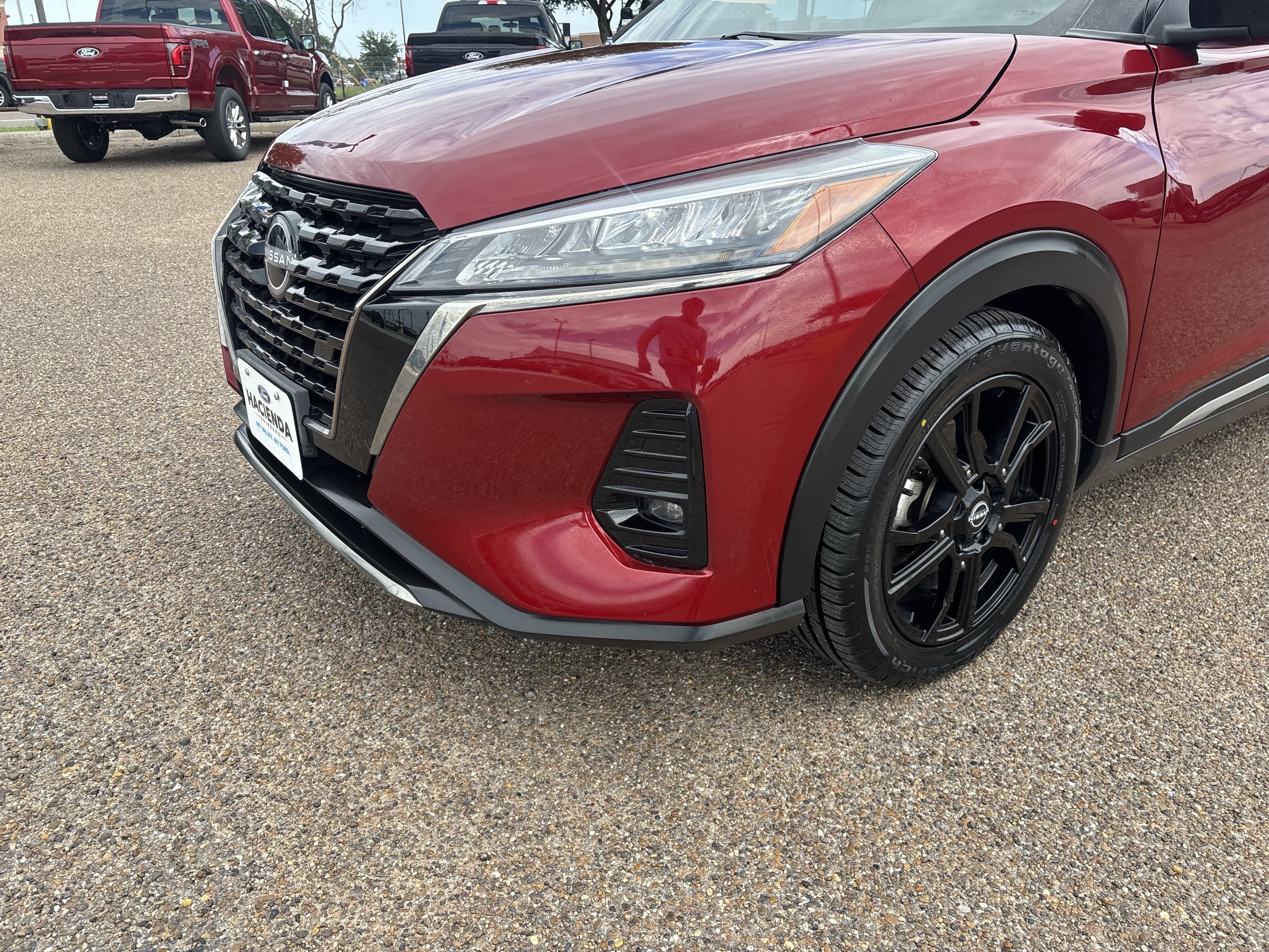 Used 2023 Nissan Kicks SR w/ Exterior Package FWD image 7
