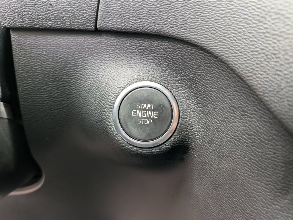 Used 2019 Volvo XC40 T5 R-Design AWD/4WD image 22