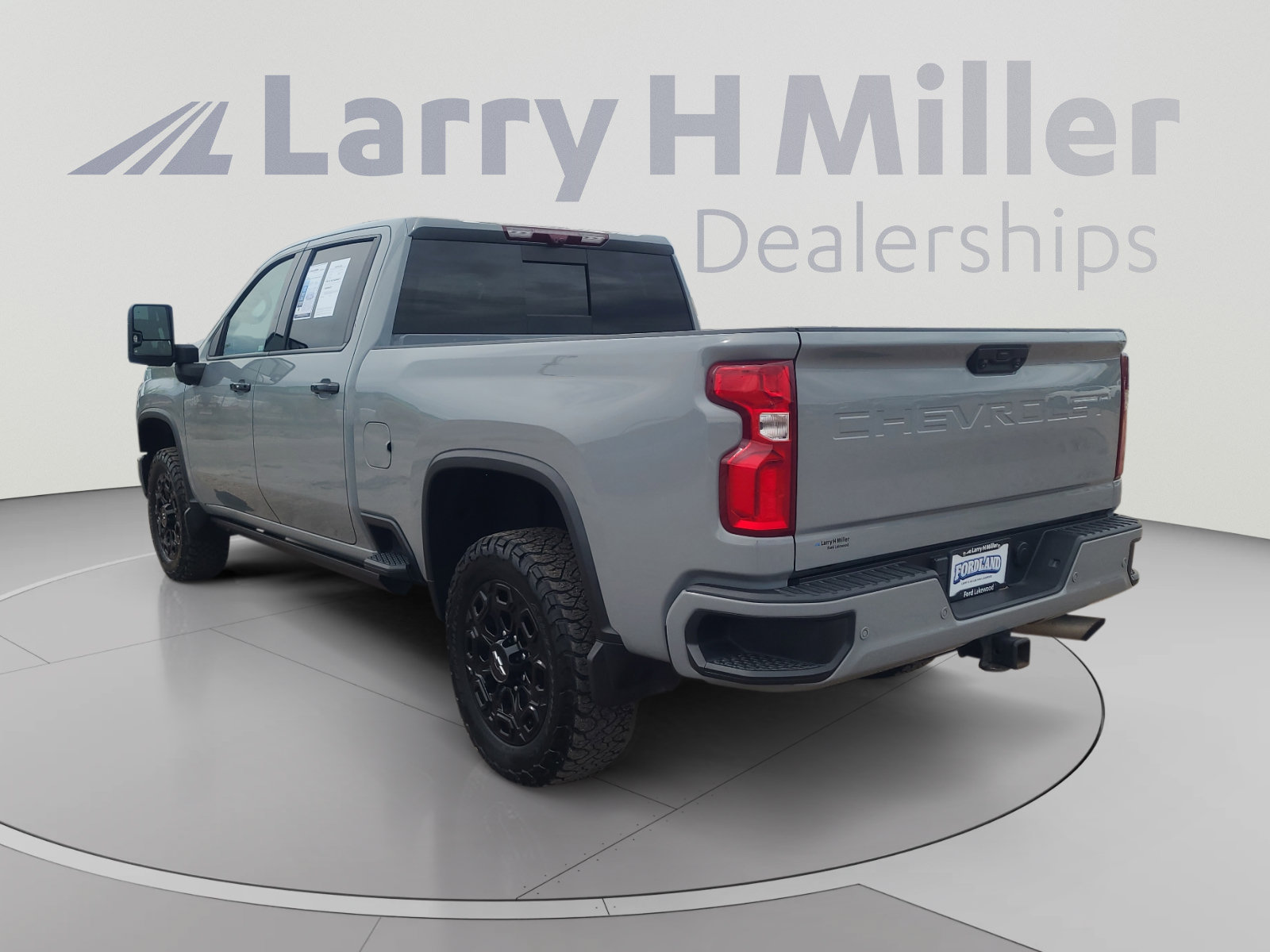 Used 2024 Chevrolet Silverado 2500 LTZ w/ LTZ Plus Package AWD/4WD image 3