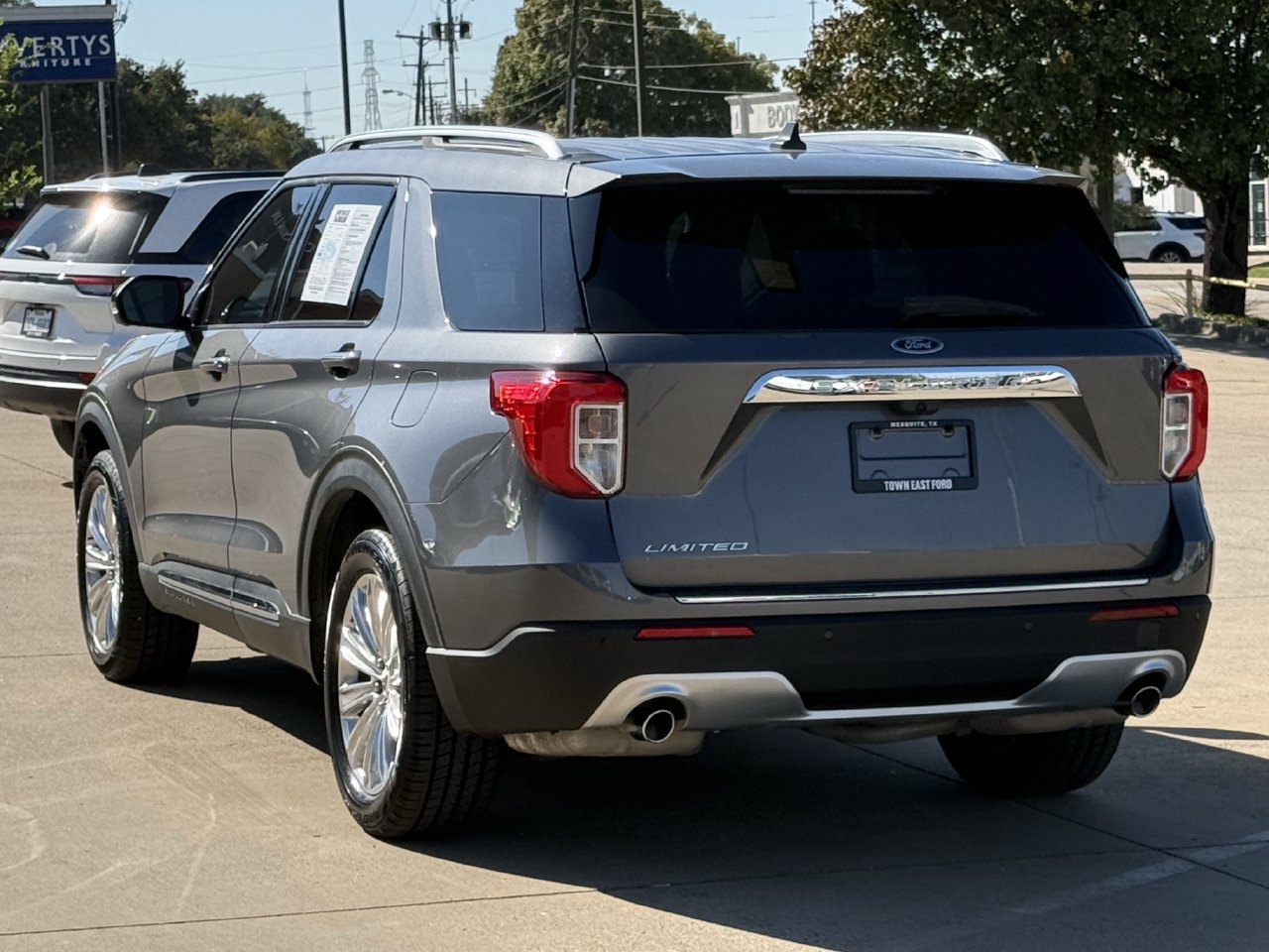 Certified 2022 Ford Explorer Limited w/ Equipment Group 301A RWD image 5