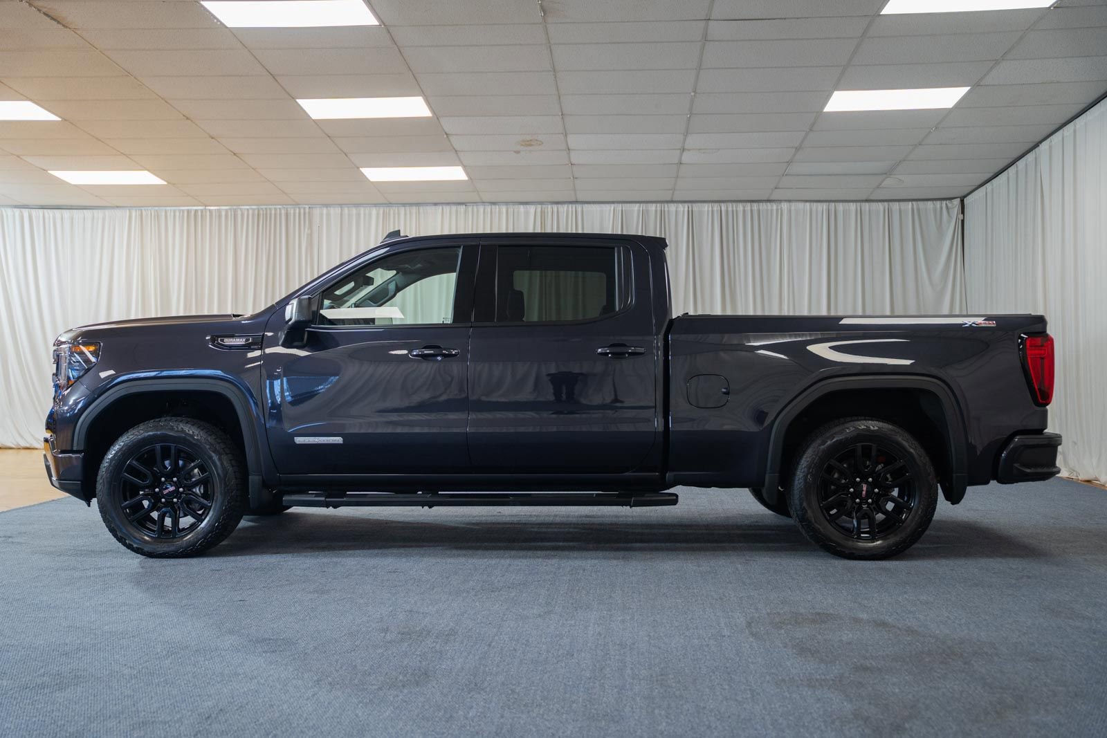 Used 2023 GMC Sierra 1500 Elevation w/ LPO, Elevation Black Package AWD/4WD image 4