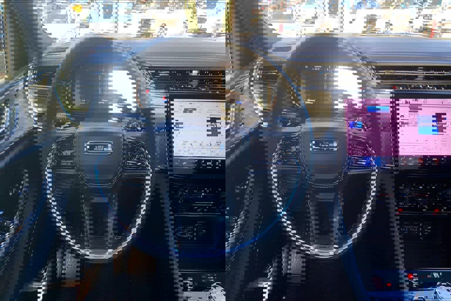 Used 2025 Jeep Grand Cherokee L Overland w/ Luxury Tech Group IV image 5