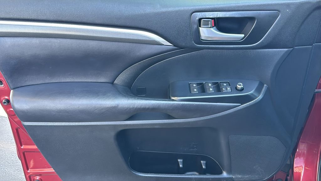 Used 2017 Toyota Highlander SE image 18